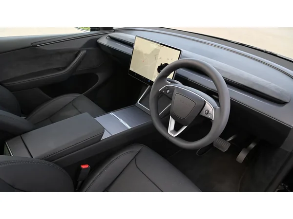 tesla model y model-y-premium-long-range-rwd-2wd-750-kwh interior